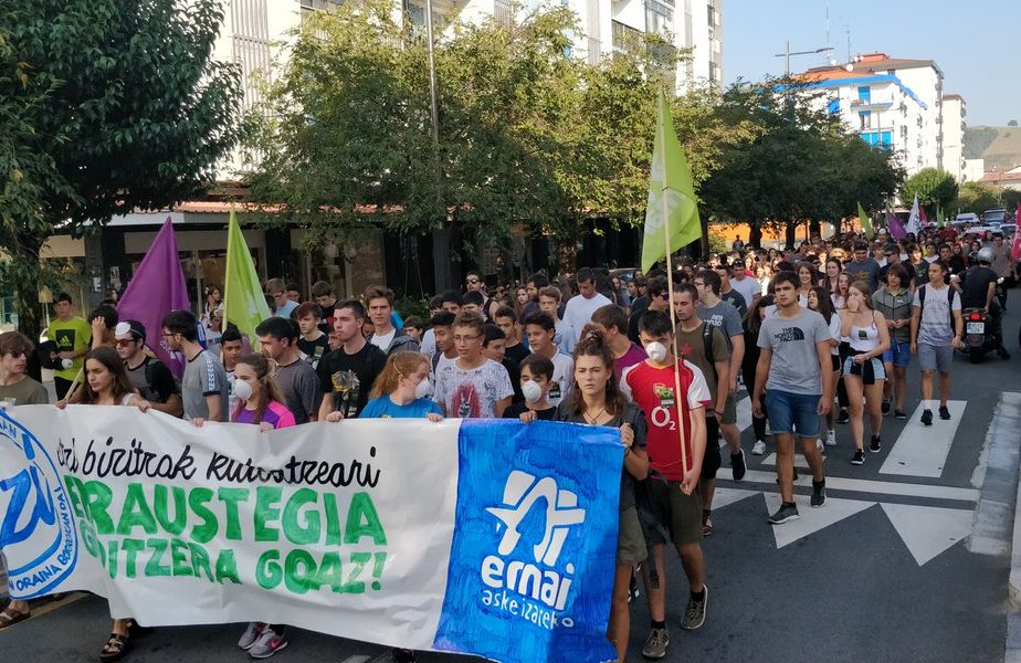 Ehunka gaztek erraustegiaren aurka protesta egin dute Lasarte-Orian Ernaik deituta